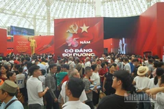 Người dân chen kín trong gian trưng bày “95 năm Cờ Đảng soi đường”.