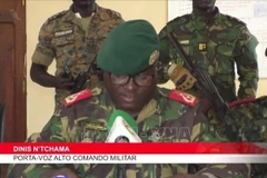 Nhóm binh sĩ quân đội Guinea-Bissau tuyên bố nắm quyền kiểm soát đất nước, tại Bissau, ngày 26/11/2025. (Ảnh: THX/TTXVN)