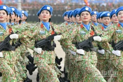 Khối Nữ Sĩ quan Gìn giữ hòa bình Liên hợp quốc tiến vào Lễ đài. (Ảnh: Báo Nhân Dân)