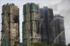 Ít nhất 128 người đã thiệt mạng và 76 người bị thương trong vụ hỏa hoạn nghiêm trọng tại khu tổ hợp Wang Fuk Court ở quận Tai Po, Hong Kong (Trung Quốc) ngày 26/11/2025. Theo kết quả điều tra sơ bộ, nhà chức trách đã xác định việc sử dụng vật liệu dễ cháy nổ là nguyên nhân chính khiến ngọn lửa lan nhanh và gây thiệt hại lớn. (Ảnh: THX/TTXVN)