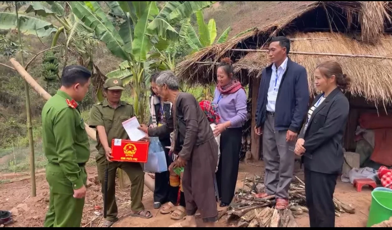 Điện Biên: Hỗ Trợ Cử Tri Cao Tuổi, Đau Yếu Thực Hiện Quyền Bầu Cử