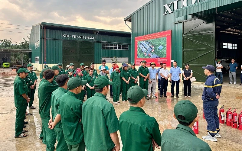 Tập huấn phòng cháy chữa cháy cho công nhân nhà máy cao su Điện Biên