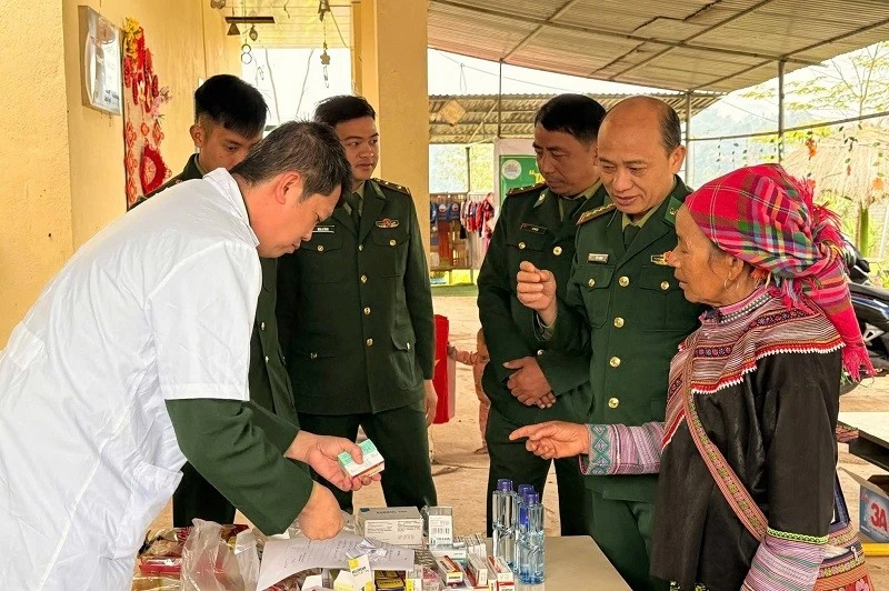 Bộ đội biên phòng Điện Biên khám chữa bệnh, tặng cờ và gạo hỗ trợ dân vùng cao