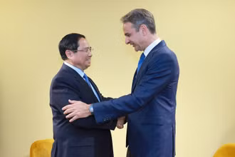 Thủ tướng Chính phủ Phạm Minh Chính có cuộc gặp với Thủ tướng Hy Lạp Kyriakos Mitsotakis. (Ảnh: VGP/NHẬT BẮC)