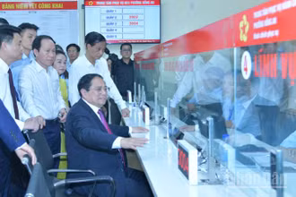 Thủ tướng Chính phủ Phạm Minh Chính thăm Trung tâm Phục vụ hành chính công phường Hồng An, thành phố Hải Phòng. (Ảnh: THANH GIANG)