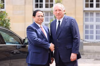 Thủ tướng Phạm Minh Chính và Thủ tướng Pháp Francois Bayrou. (Ảnh: VGP/Nhật Bắc)