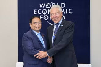 Thủ tướng Phạm Minh Chính và Chủ tịch lâm thời WEF Peter Brabeck-Letmathe. (Ảnh: VGP/Nhật Bắc)