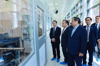 Thủ tướng Phạm Minh Chính tham quan cơ sở vật chất của Đại học Uppsala. (Ảnh: TTXVN)