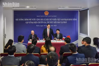 Thủ tướng Chính phủ Phạm Minh Chính gặp gỡ các chuyên gia, trí thức người Việt tại Pháp. (Ảnh: MINH DUY)