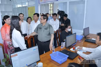 Thủ tướng Phạm Minh Chính trao đổi với lãnh đạo tỉnh An Giang, phường Thới Sơn về công tác phục vụ thủ tục hành chính cho người dân. (ẢNH: THANH GIANG)