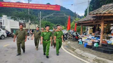 Lực lượng bảo vệ an ninh trật tự ở cơ sở hỗ trợ Công an xã Phố Bảng thực hiện công tác tuần tra địa bàn.