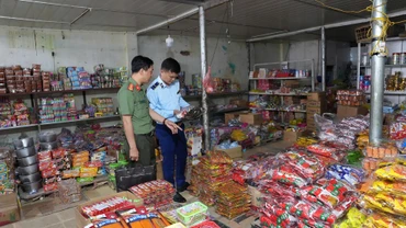 Lực lượng chức năng phối hợp kiểm tra hàng hóa là thực phẩm, sữa, thuốc tại các quầy hàng trung tâm thành phố Điện Biên Phủ. 