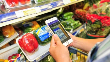 Người tiêu dùng quét mã kiểm thông tin, nguồn gốc hàng hóa bằng mã QR tại siêu thị ở Hà Nội. (Ảnh: HÀ THU)