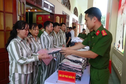 Phát tư trang cho các phạm nhân được đặc xá. (Ảnh: VPNQ)