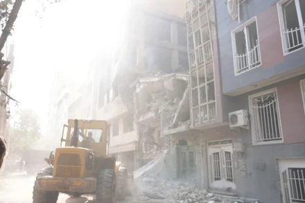 Tòa nhà bị phá hủy sau cuộc không kích của Israel tại Tehran, Iran. (Ảnh: TÂN HOA XÃ)