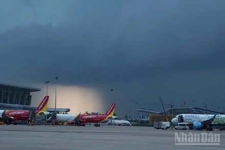 Thời tiết cực đoan trưa 19/9 tại Cảng hàng không quốc tế Nội, nhiều chuyến bay phải hoãn, hủy lịch trình.