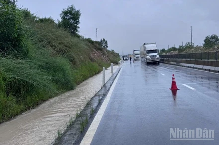 Khu Quản lý đường bộ IV và lực lượng Cảnh sát giao thông tỉnh Lâm Đồng đặt biển cảnh báo và hướng dẫn phân luồng cho các phương tiện lưu thông an toàn từ 10 giờ sáng 30/10.