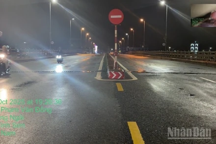 Vào lúc 19 giờ 30 tối 29/10, do nước rút nên Khu Quản lý đường bộ đã thông xe Cầu Châu Ổ sau gần nửa cấm cầu do mực nước dâng cao đe dọa an toàn giao thông.