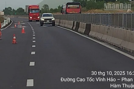 Cao tốc Vĩnh Hảo-Phan Thiết đã thông xe 2 chiều từ 16 giờ chiều 30/10.