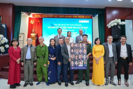 Ban tổ chức trao tượng trưng Bộ sưu tập “Đại đoàn kết” tặng bảo tàng.