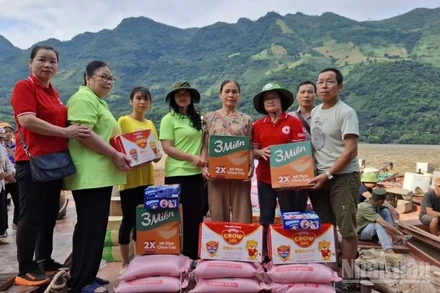 Trao tặng nhu yếu phẩm thiết yếu cho người dân vùng lũ.