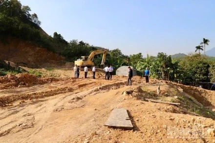 Đơn vị thi công huy động máy móc, thiết bị và nhân lực triển khai các hạng mục san gạt, xử lý nền đường, thi công hệ thống thoát nước.