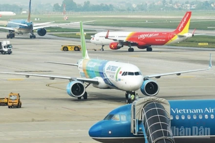 Cục Hàng không Việt Nam yêu cầu các hãng hàng không tăng cường phối hợp, theo dõi chặt chẽ diễn biến bão số 15 để điều chỉnh kế hoạch bay hoặc thay đổi lịch bay phù hợp.