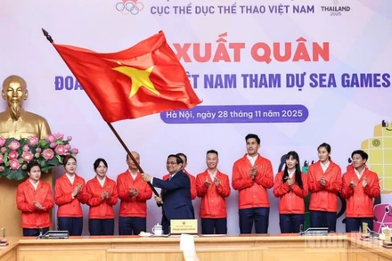Thủ tướng Chính phủ Phạm Minh Chính trao cờ cho Đoàn Thể thao Việt Nam tại lễ xuất quân tham dự SEA Games 33. (Ảnh: Trần Hải)