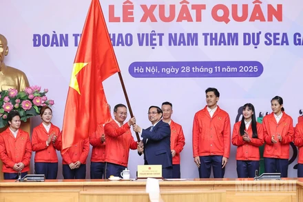 Thủ tướng Phạm Minh Chính trao cờ cho Đoàn thể thao Việt Nam tham dự SEA Games 33.