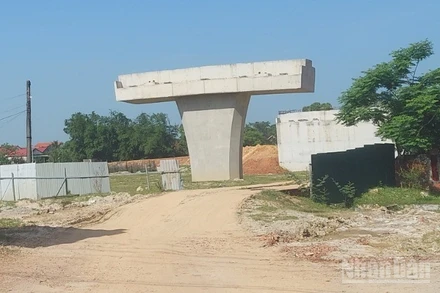 Dự án thành phần 1-đầu tư xây dựng Quốc lộ 12A đoạn tránh thị xã Ba Đồn vẫn đang đình trệ nguyên nhân từ công tác giải phóng mặt bằng chưa được dứt điểm. (Ảnh: Hoàng Phúc)