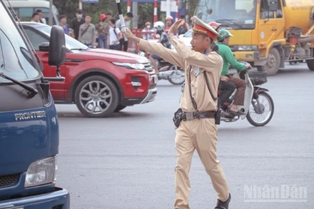 Ảnh minh họa: Chiến sĩ Cảnh sát giao thông đang thực hiện phân luồng giao thông.