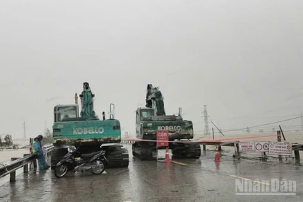 Lực lượng chức năng Cục Đường bộ Việt Nam trực tiếp tham gia ứng cứu trên các tuyến Quốc lộ tại các tỉnh miền trung.