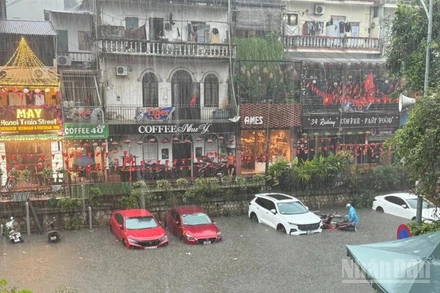 Phố Phùng Hưng úng ngập từ trưa ngày 30/9.