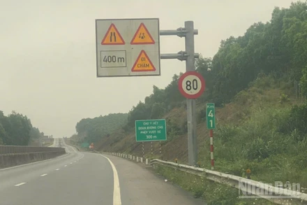 Việc giới hạn tốc độ trên những đoạn chưa sửa chữa tuyến cao tốc Cam Lộ-La Sơn gây nhiều bất cập cho các phương tiện tham gia giao thông.