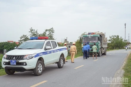 Ảnh minh họa: Lực lượng Cảnh sát giao thông phối hợp Thanh tra giao thông xử lý xe quá tải.