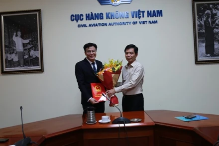 Thứ trưởng Lê Anh Tuấn tặng hoa và trao Quyết định bổ nhiệm có thời hạn cho đồng chí Đào Xuân Hoạch, Trưởng phòng Kế hoạch-Tài chính giữ chức Phó Cục trưởng Cục Hàng không Việt Nam. (Ảnh: Cục Hàng không Việt Nam) 