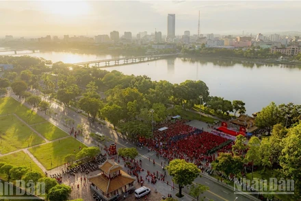 [Ảnh] Cùng Việt Nam tiến bước, người dân Huế tham gia đông hơn dự kiến 