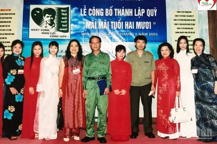 Lễ ra mắt Quỹ “Mãi mãi tuổi 20” tại Văn Miếu, ngày 16/8/2005. Nhà thơ Phạm Tiến Duật (đứng giữa); thứ 4 và thứ 3 (từ phải qua) là Nhà văn Đặng Vương Hưng và bà Trần Hồng Dung.