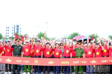 Các đồng chí lãnh đạo tỉnh Hà Tĩnh cùng tham gia Chương trình “Cùng Việt Nam tiến bước” với đông đảo các tầng lớp nhân dân tại Quảng trường Thành Sen.