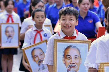 Thanh niên, thiếu nhi Thủ đô cùng với chân dung Chủ tịch Hồ Chí Minh tại Lễ chào cờ "Tôi yêu Tổ quốc tôi" năm 2025.