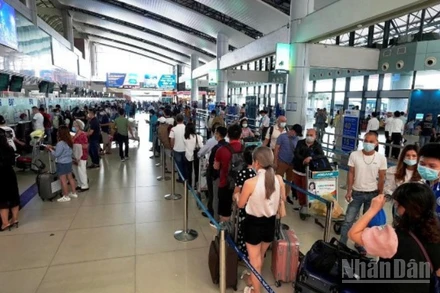 Hành khách xếp hàng chờ làm thủ tục tại Cảng hàng không quốc tế Tân Sơn Nhất.