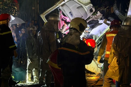 Hiện trường vụ tai nạn tối 25/2, trên tuyến đường sắt bắc-nam, đoạn qua xã Ngọc Hồi (Hà Nội). Mặc dù trời mưa nhưng người dân hiếu kỳ vẫn dừng lại rất đông để xem khắc phục hậu quả vụ tai nạn đã gây tắc nghẽn giao thông tại khu vực xảy ra tai nạn.