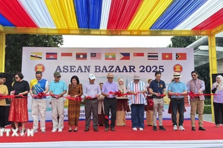 Lãnh đạo các phái bộ ngoại giao ASEAN cắt băng khai trương hội chợ. (Ảnh: TTXVN)