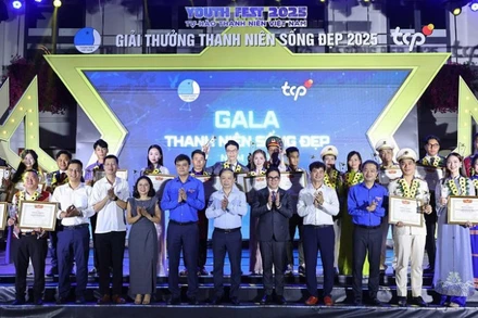 Đại diện Trung ương Hội Liên hiệp Thanh niên Việt Nam và các ban, bộ ngành, đoàn thể cùng 20 "Thanh niên sống đẹp" năm 2025.