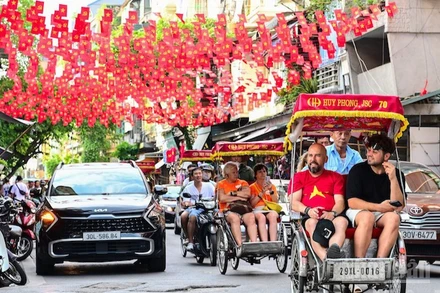 Hà Nội được trang hoàng rực rỡ cờ hoa để chào đón người dân, du khách. (ảnh: Bảo Long).