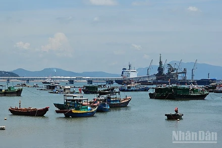 Tàu thuyền trên vùng biển Nghi Sơn, tỉnh Thanh Hóa.