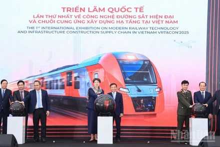Các đại biểu thực hiện nghi thức khai mạc Triển lãm VRT&CONS 2025.