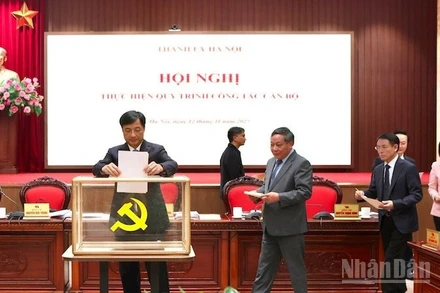 Các đại biểu thực hiện quy trình công tác cán bộ.