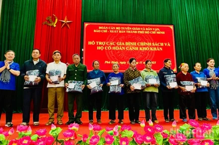 Đoàn tặng quà cho các gia đình chính sách và hộ có hoàn cảnh khó khăn trên địa bàn xã Phú Đình, Thái Nguyên.