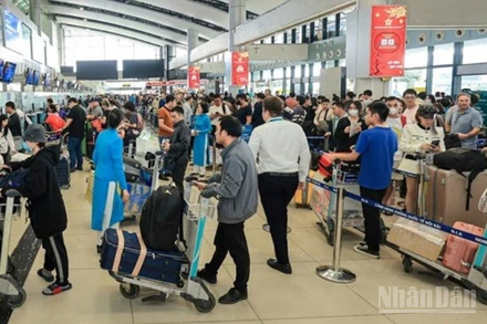 Hành khách tấp nập tại nhà ga các cảng hàng không Việt Nam trong 6 tháng đầu năm 2025.